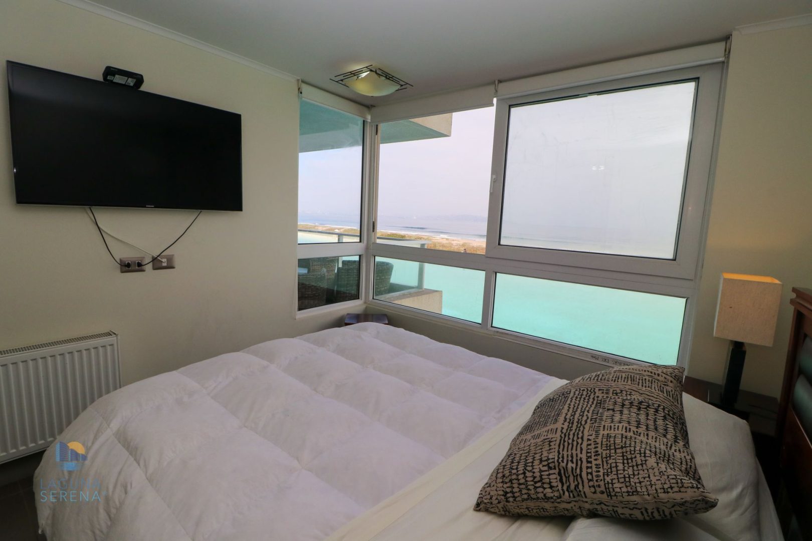 Dormitorio principal con vista al mar